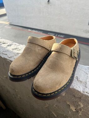 Dr. Martens air waits woman US 7 L nice excellent quality durable design